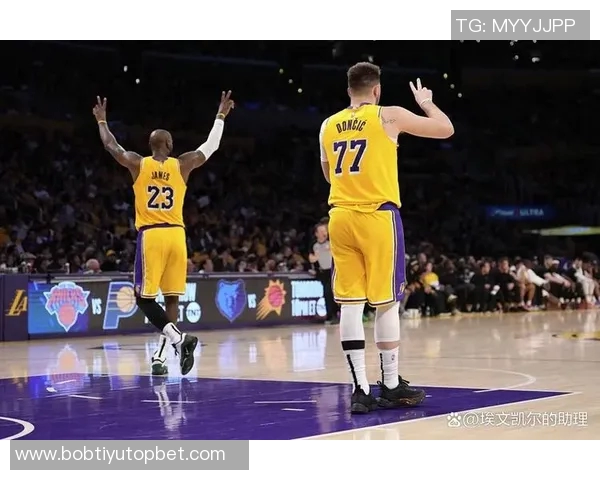 季前赛迎战湖人太阳队晒出布克马威帅气登机照引发关注 季前赛迎战湖人太阳队晒出布克马威帅气登机照引发关注