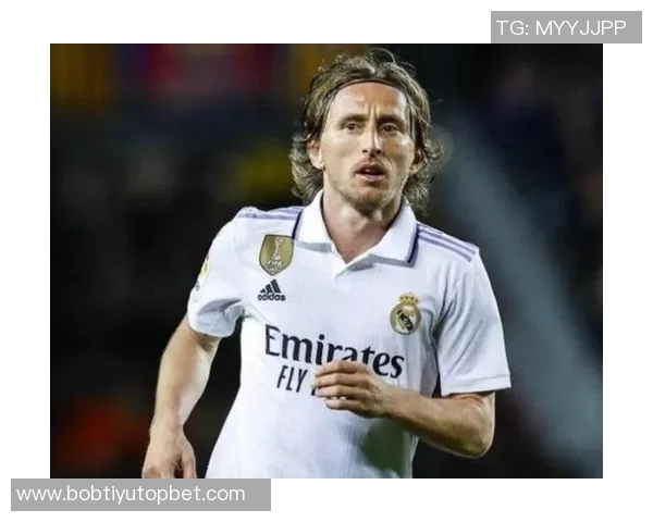 米兰发布意大利超级杯海报迈尼昂莫德里奇拉比奥特齐亮相 米兰发布意大利超级杯海报迈尼昂莫德里奇拉比奥特齐亮相