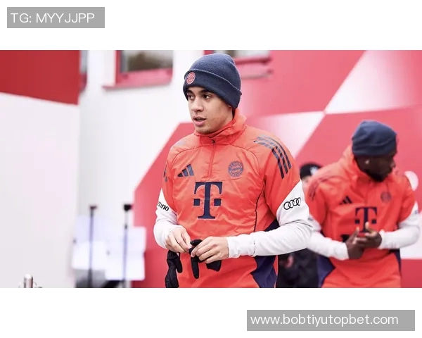 穆西亚拉即将回归拜仁合练今日进行单独训练状态良好