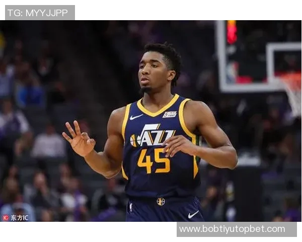 米切尔半场表现平平仅得13分3助攻失误和犯规影响发挥 米切尔半场表现平平仅得13分3助攻失误和犯规影响发挥